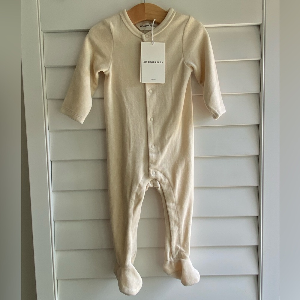 H&M Adorables 100% Organic Cotton Cream Onesie / Footie for Babies / 4-6 months